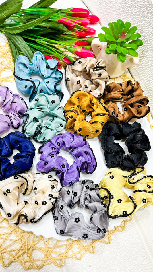 Floral detailed scrunchie-Random color