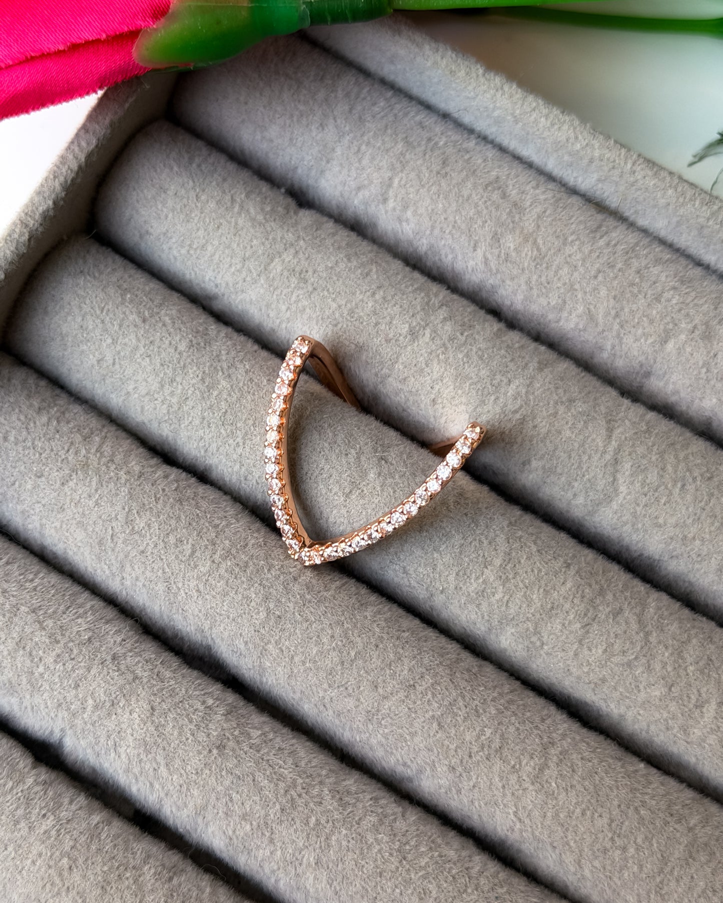 Studded v ring Rosegold