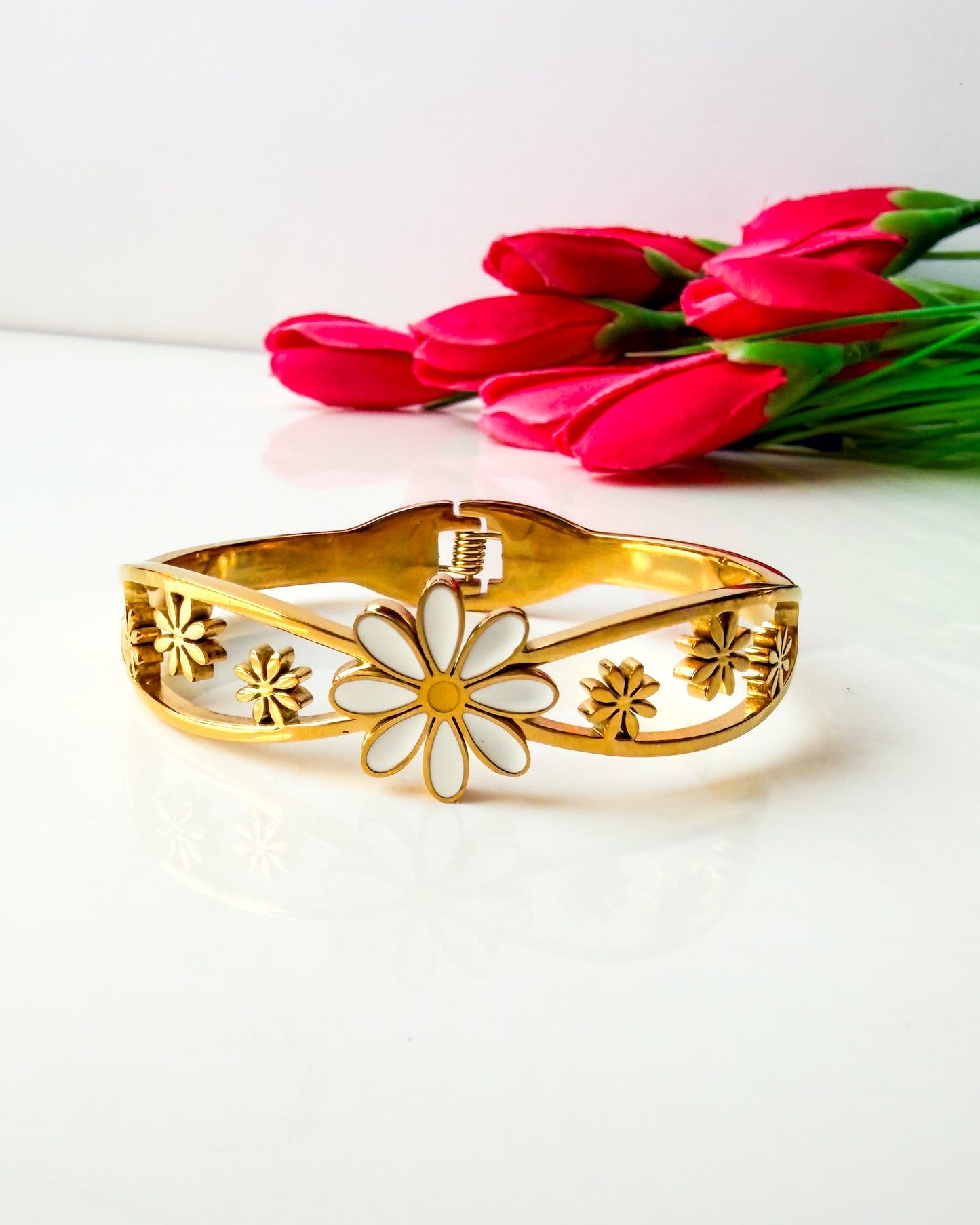 Lacey daisy thin wrist/ baby size bracelet