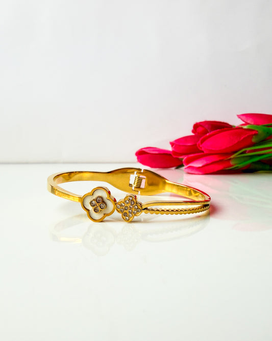 Dual clover thin wrist/ baby size bracelet