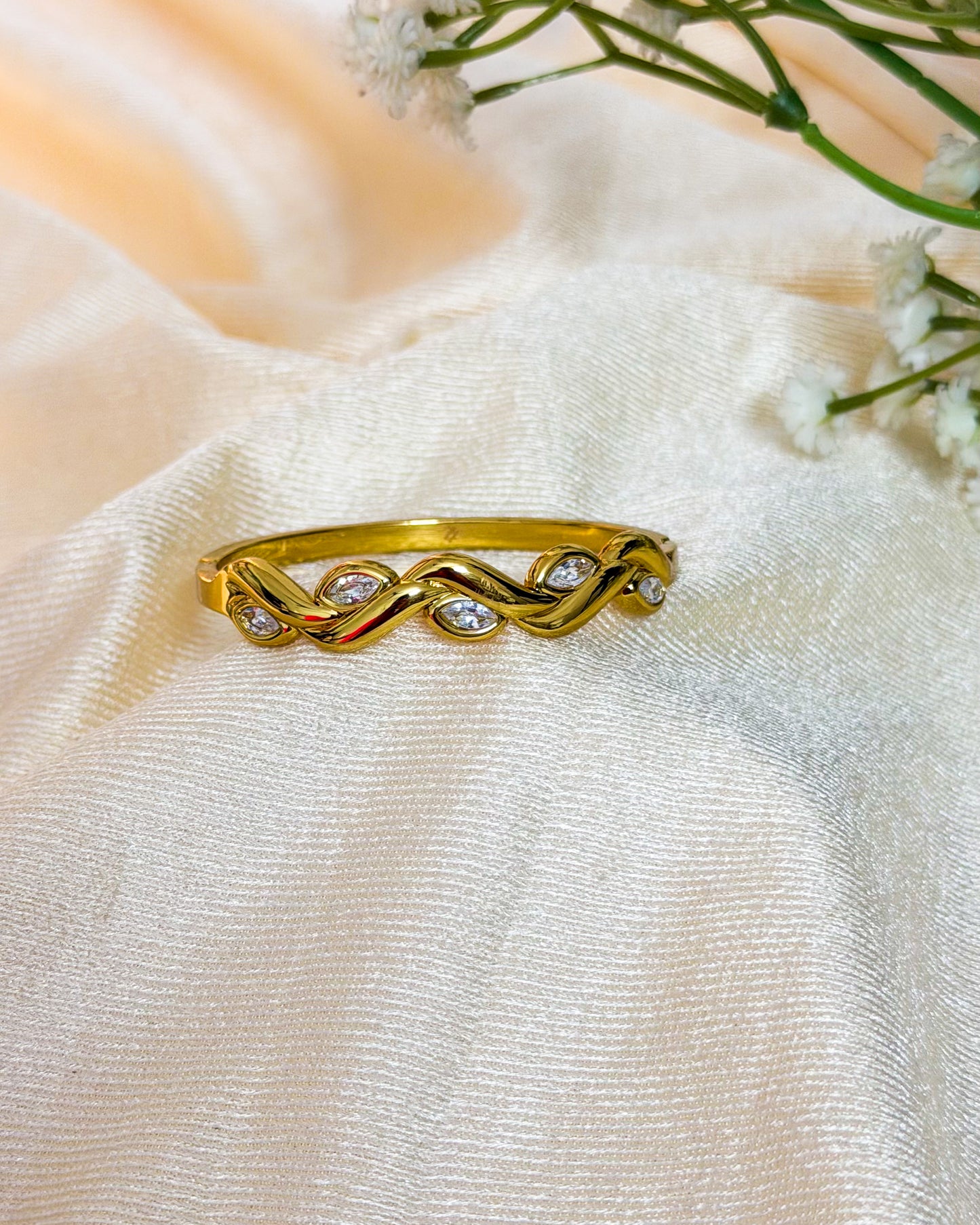 Wavy pattern drop stone thin wrist baby size bracelet