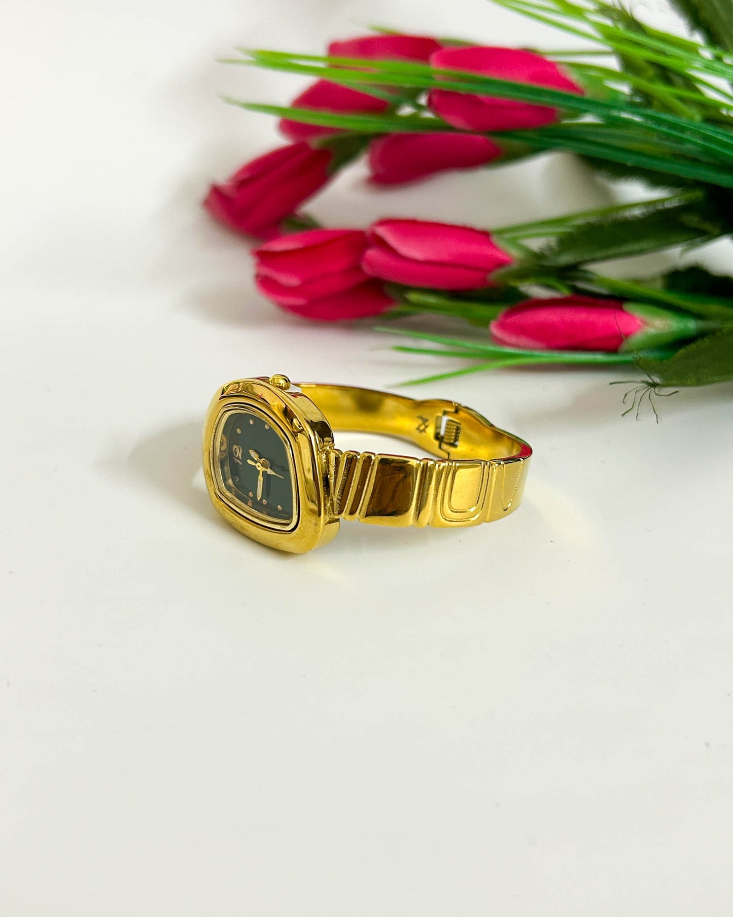 Classic wavy thin wrist baby size watch