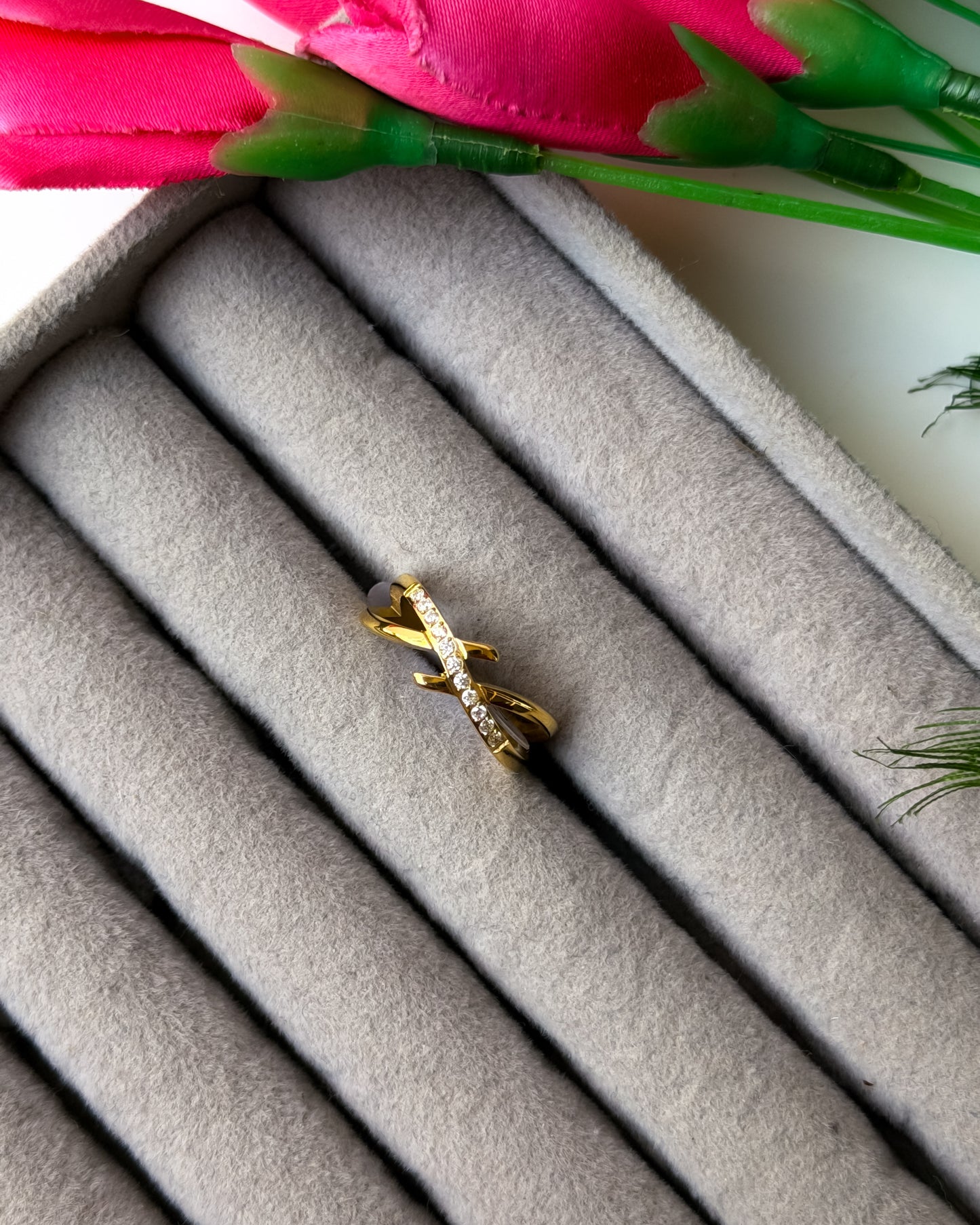 Criss cross premium ring