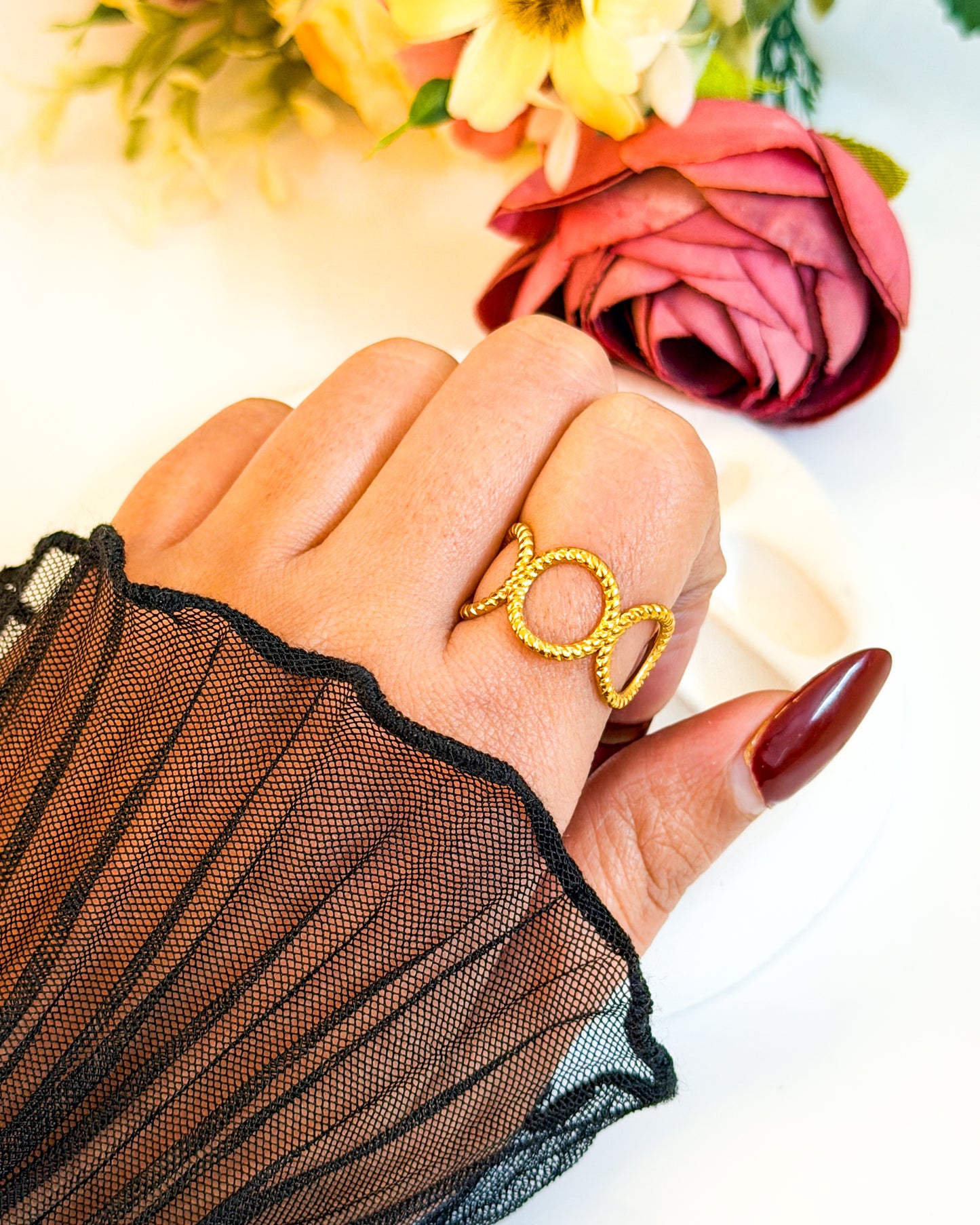 Hollow oval link ring