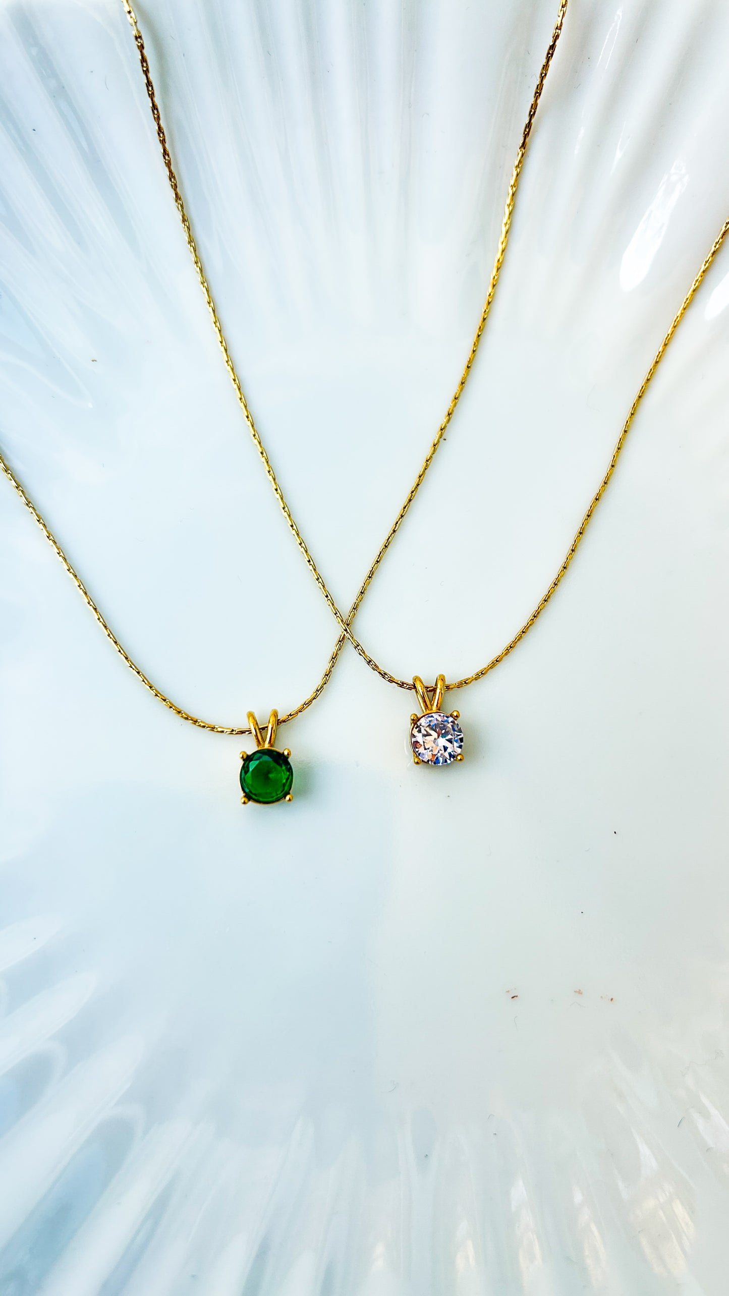 Solid Solitaire necklace