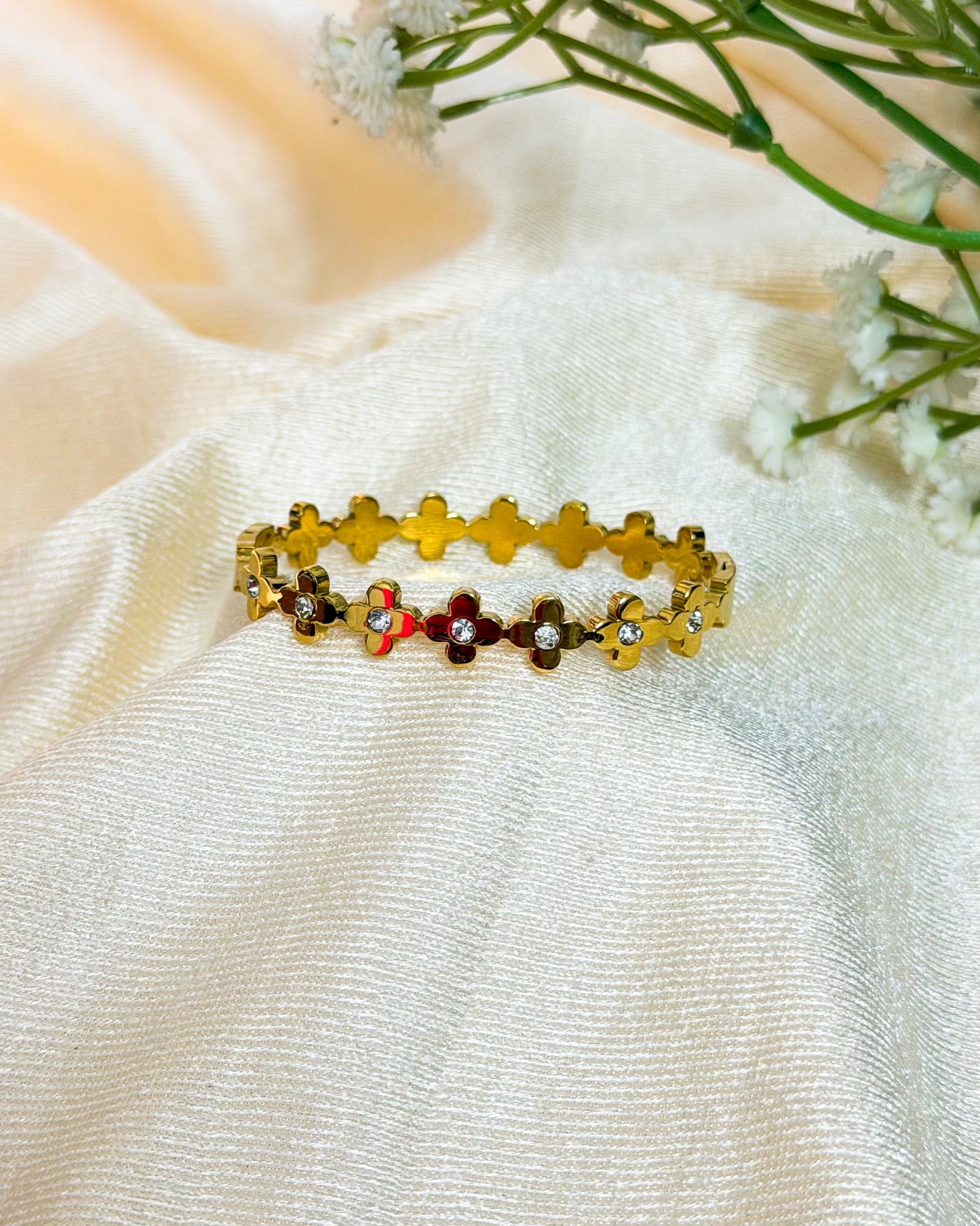 Studded clover thin wrist baby size bracelet