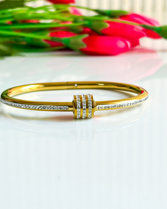 Screw detailed bracelet