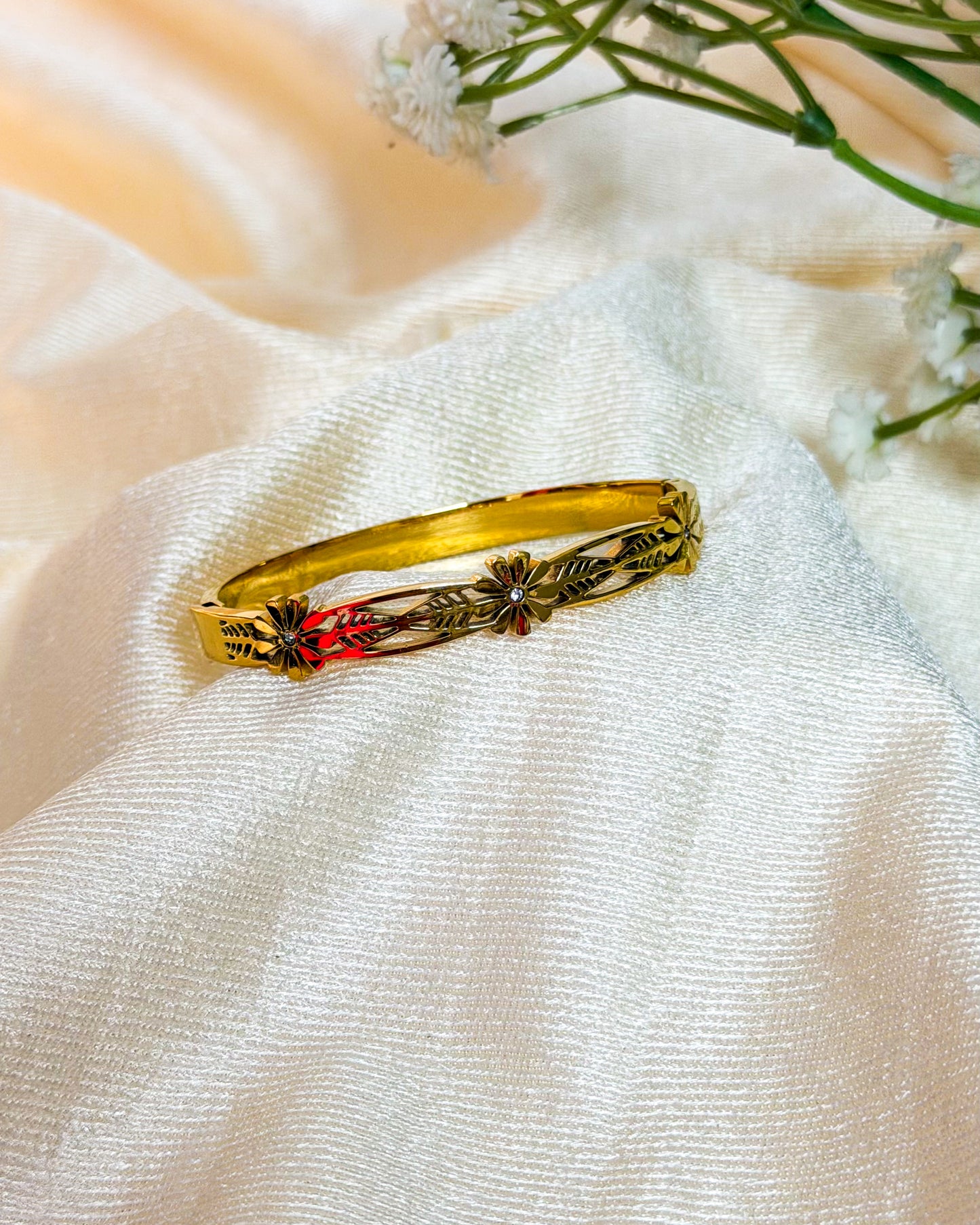Daisy Dew thin wrist bracelet