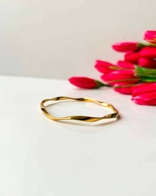 Twisted thin wrist bangle ( size 2)