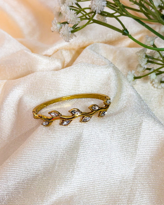 White leaf stone, thin wrist bracelet