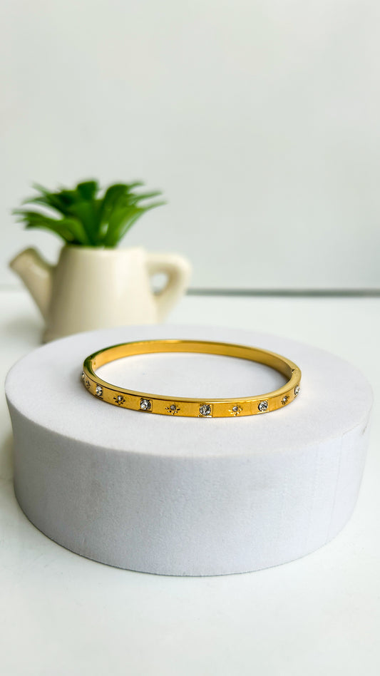 Studded star thin wrist / baby size bracelet