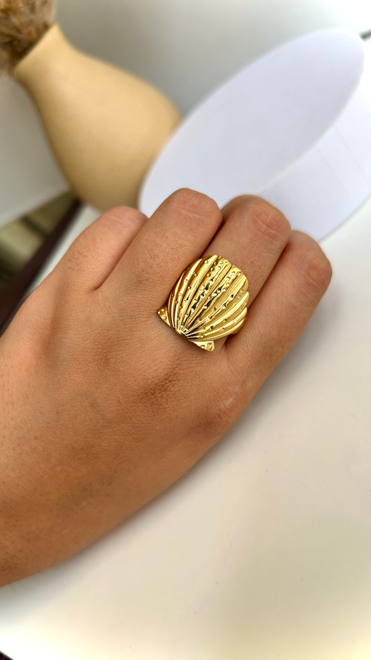 Chunky shell adjustable ring