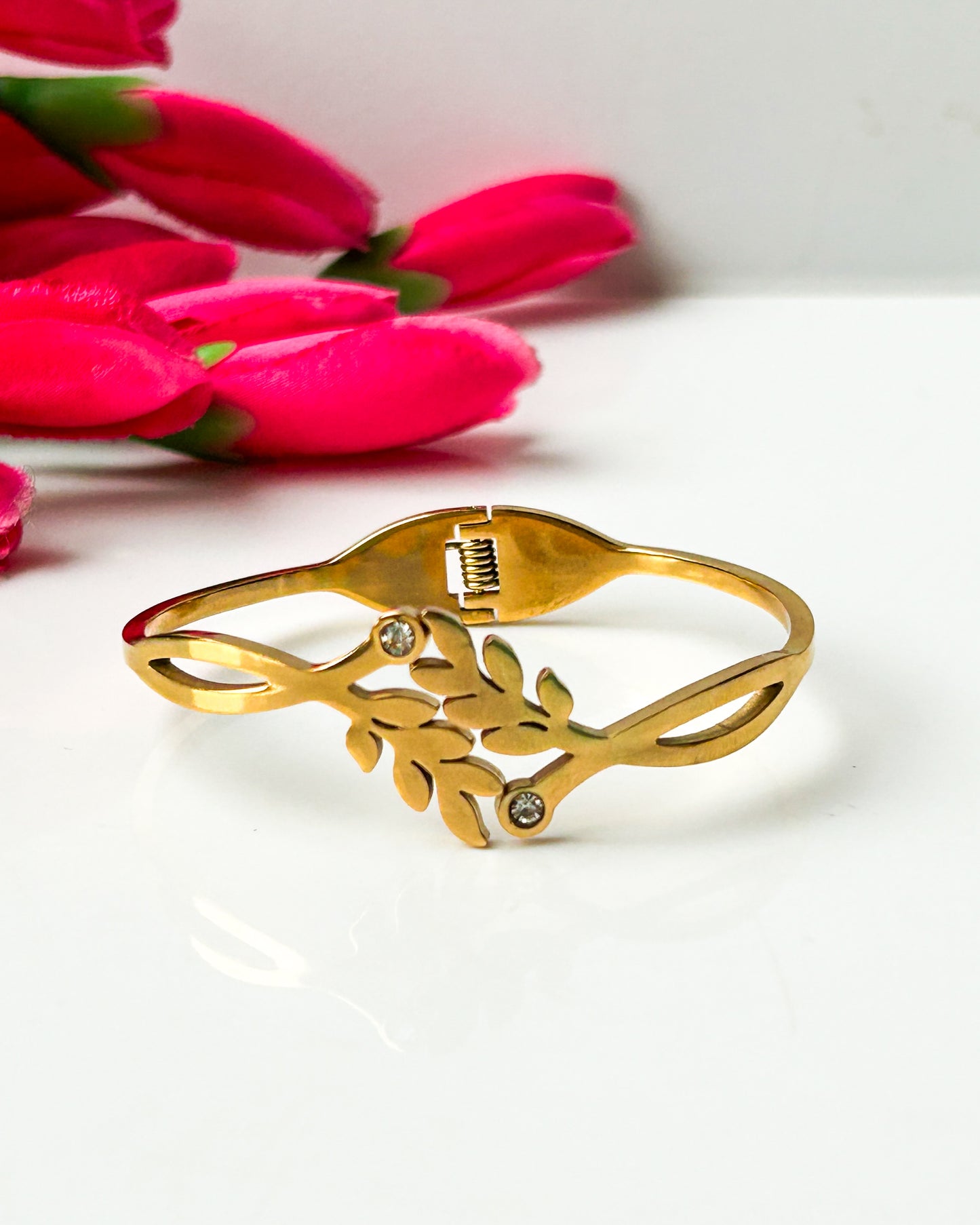 Leafy thin wrist bracelet