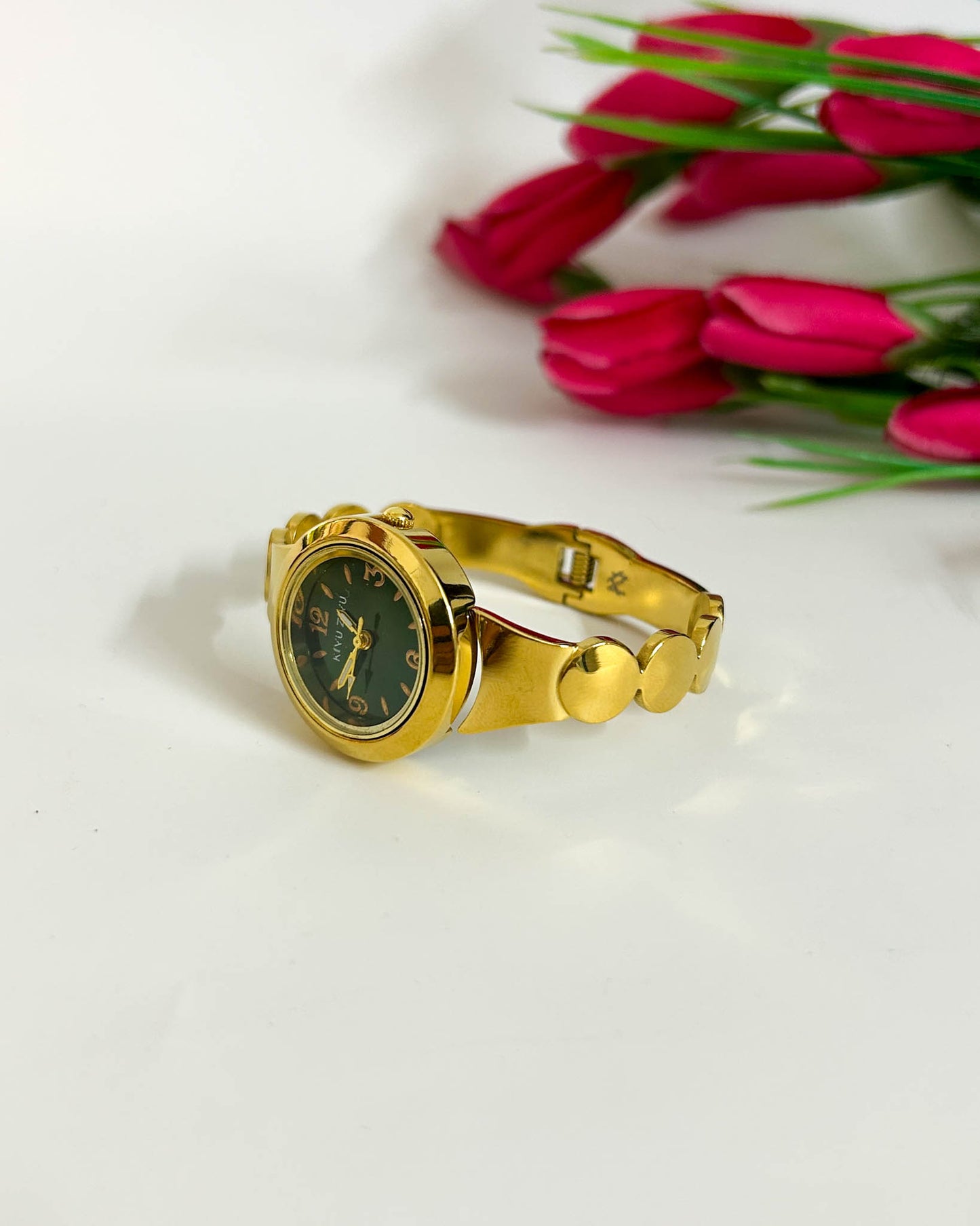 Round pattern thin wrist baby size watch