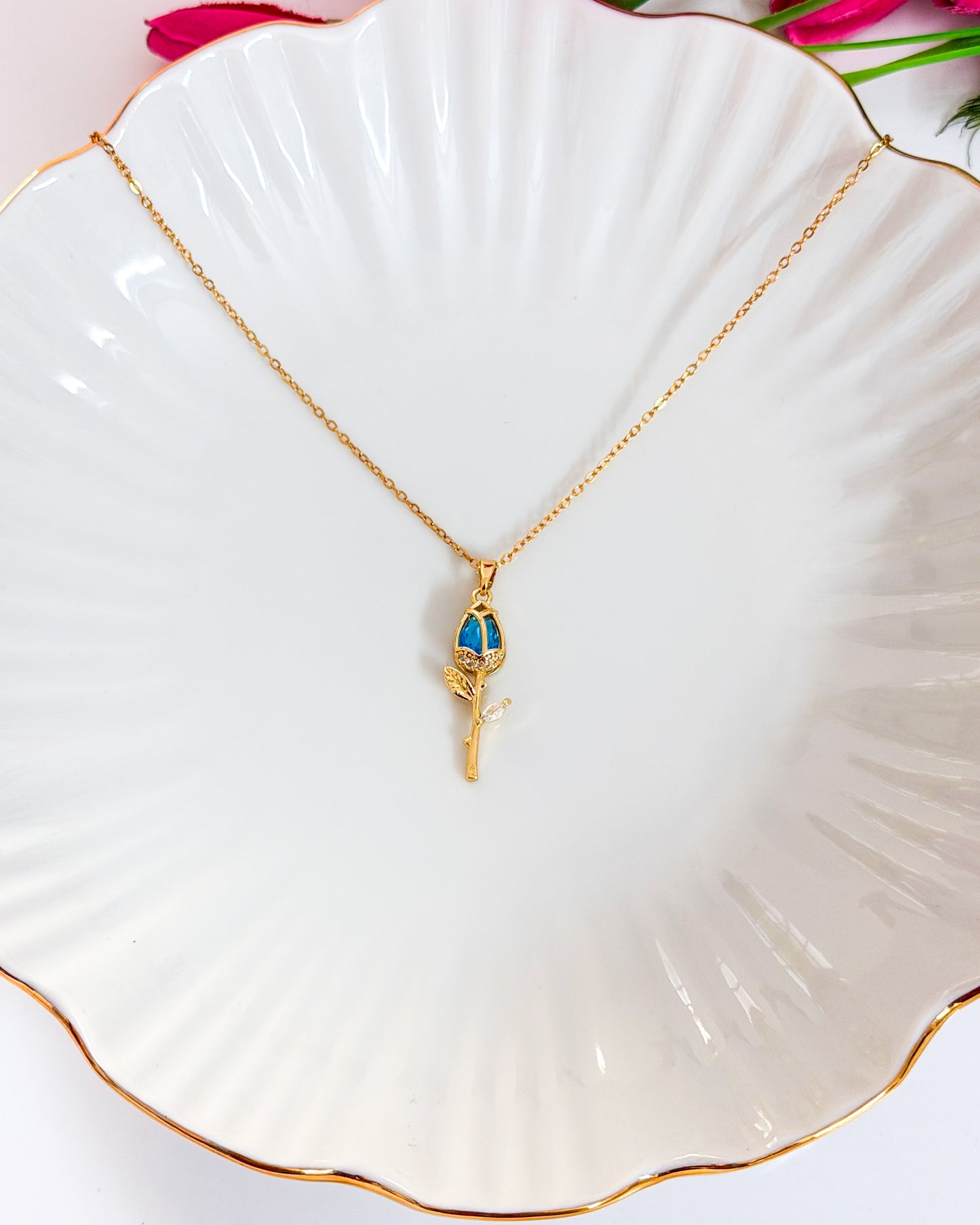 Drop blue tulip necklace