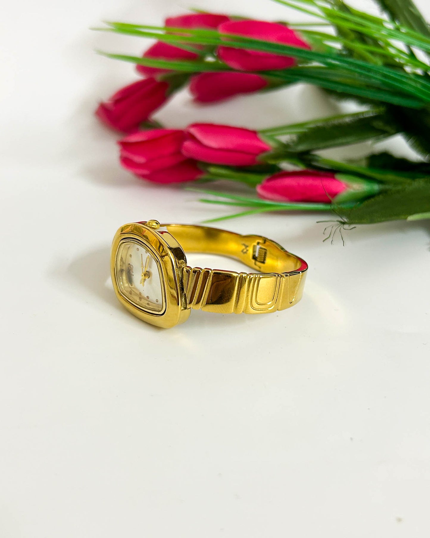 Classic wavy thin wrist baby size watch