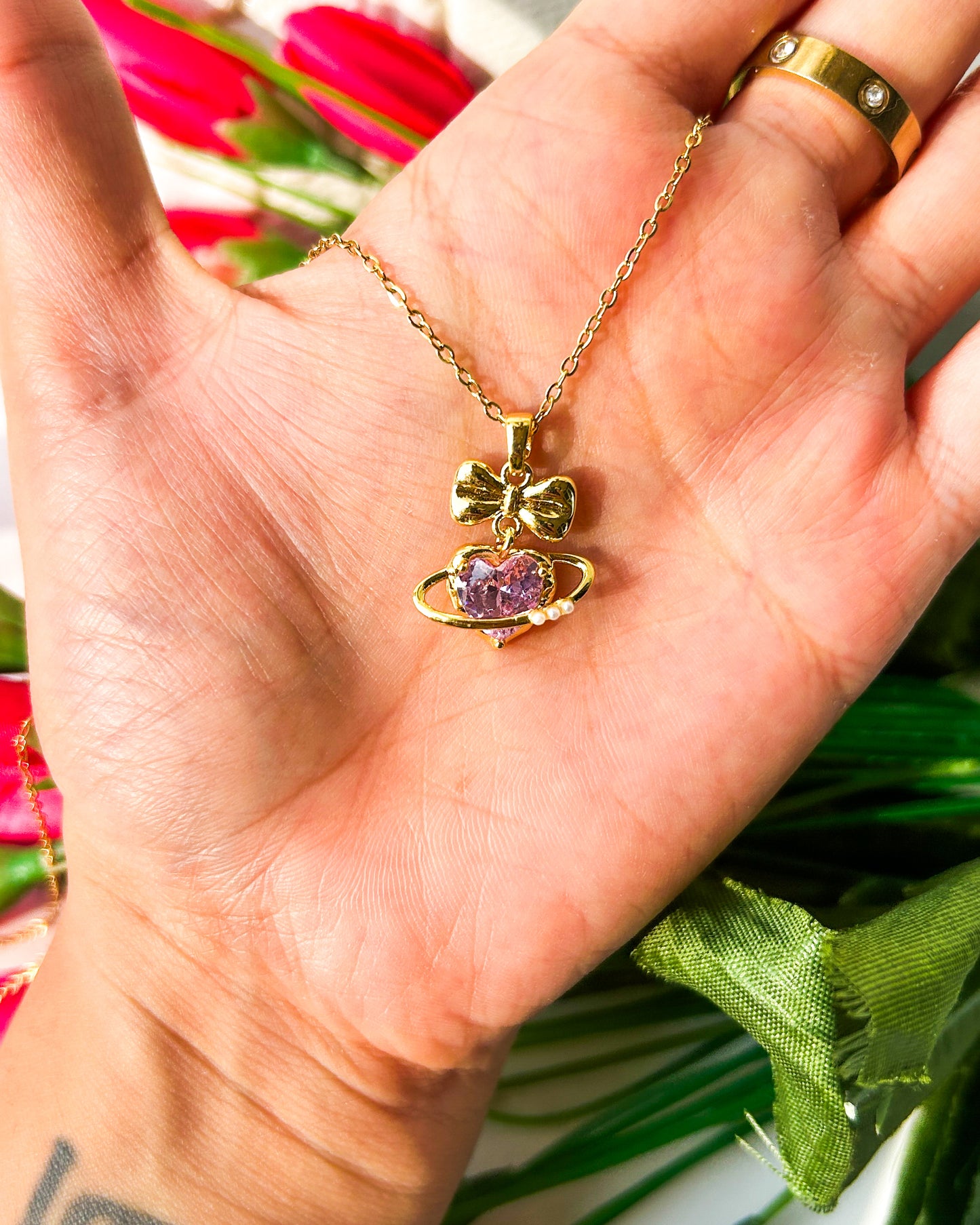 Stone heartbow necklace