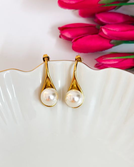 Pearl drop earring