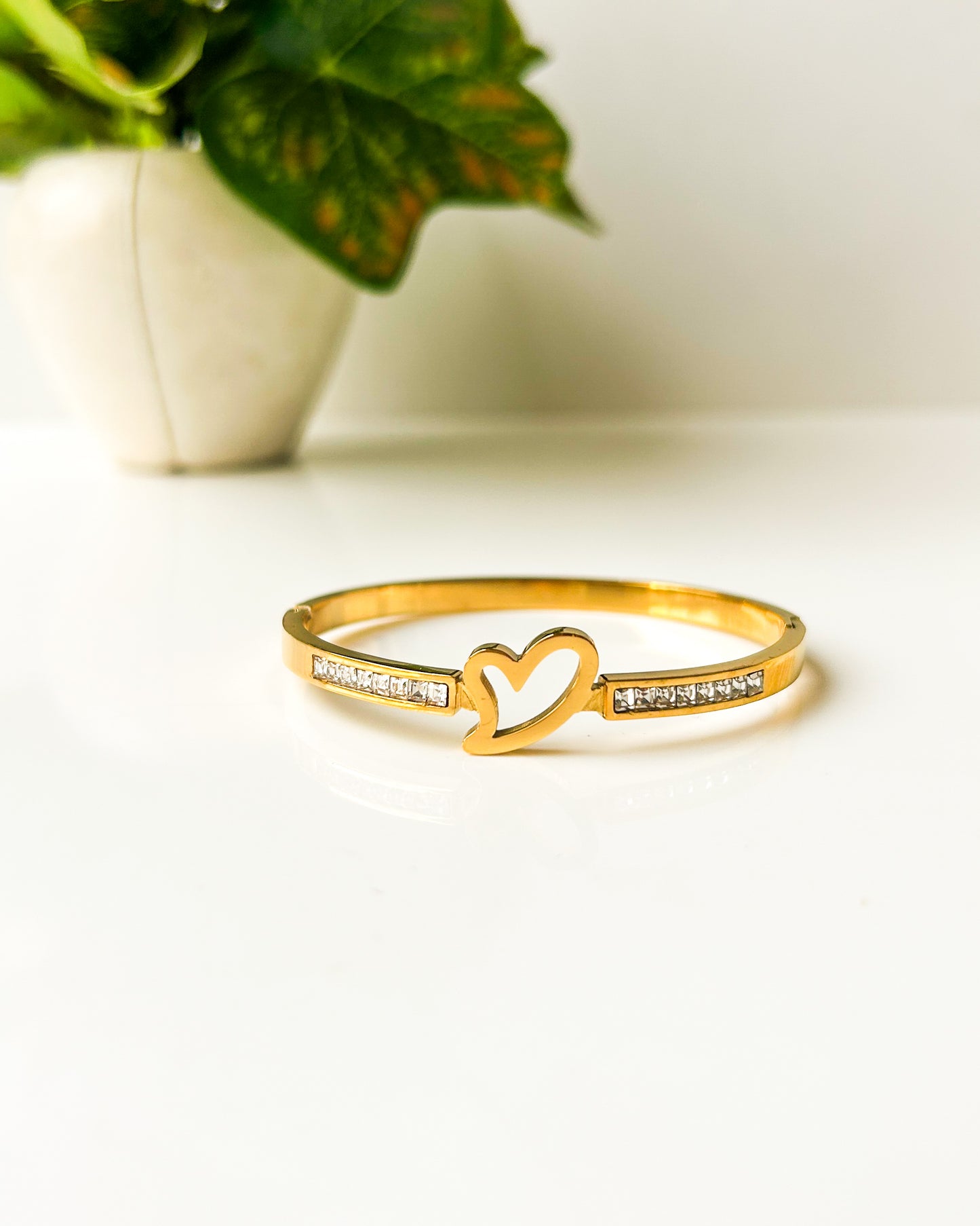 Swirl heart thin wrist bracelet