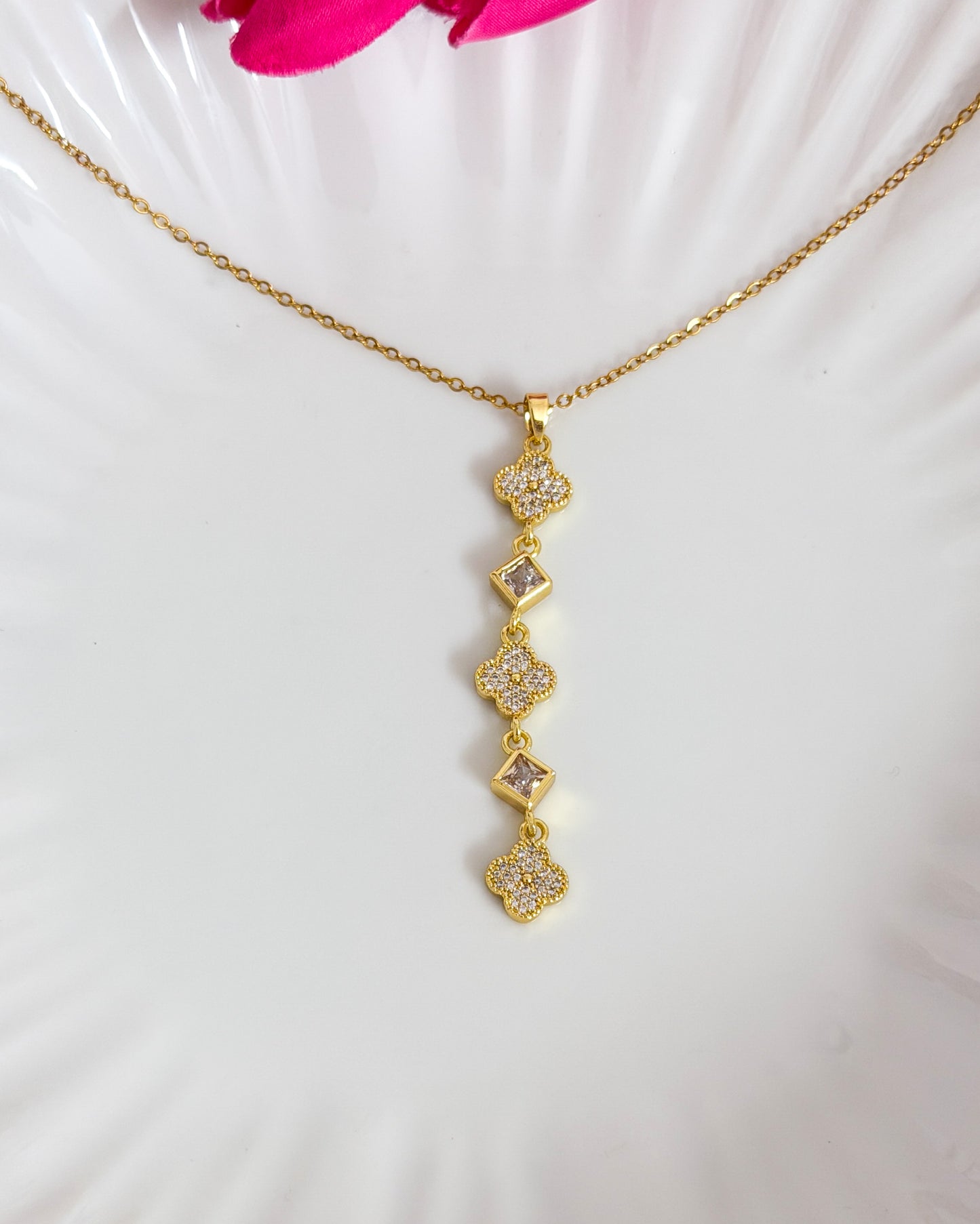Clover hanging necklace