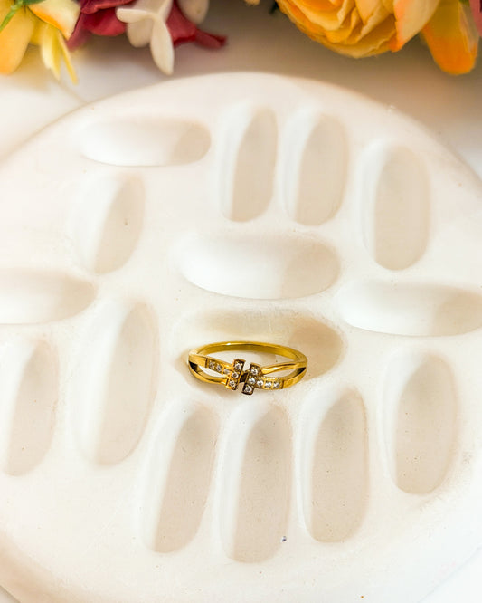 Cross geometric premium ring