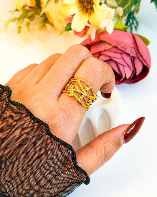 Wavy detailed adjustable ring