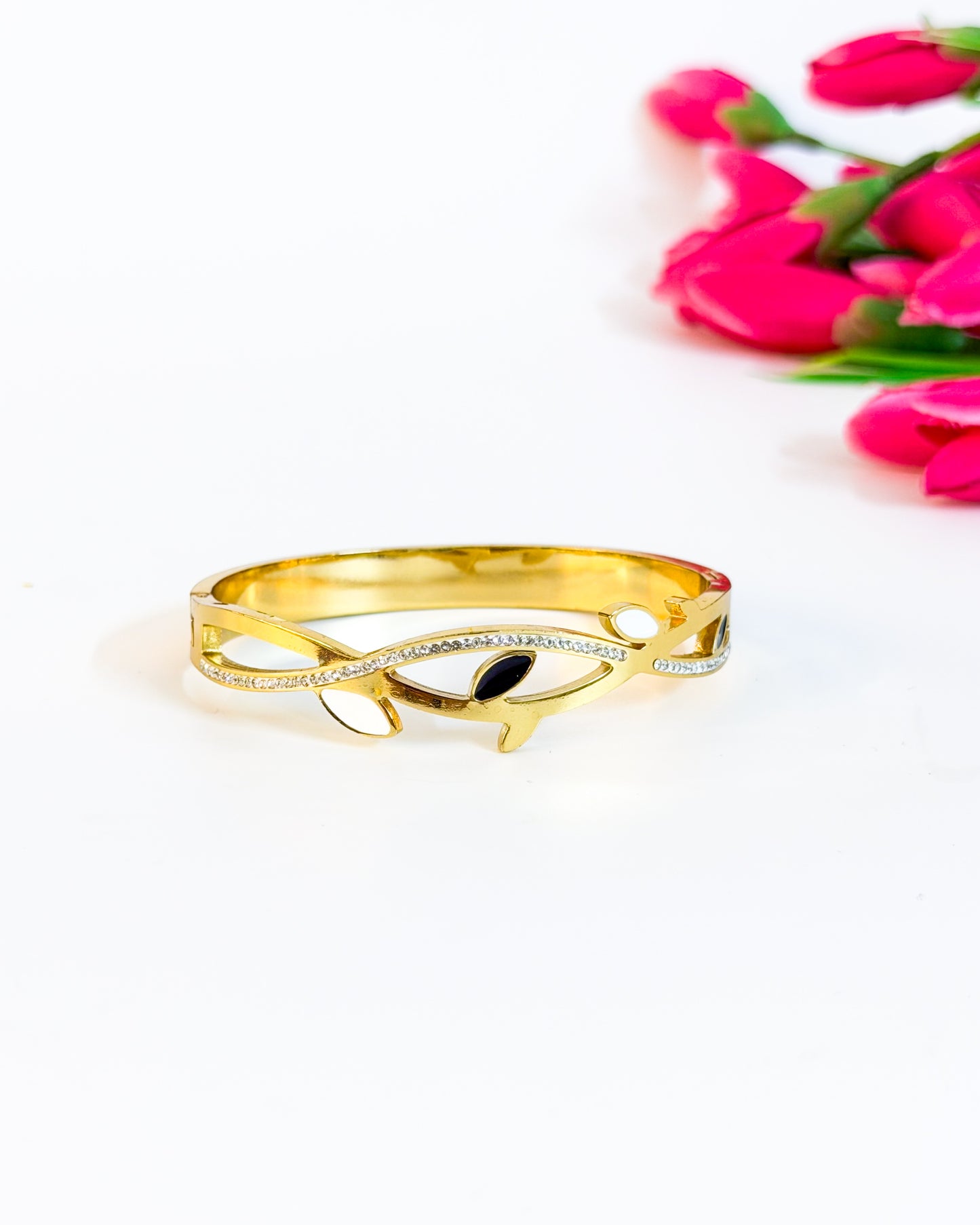 Delicate leafy bracelet