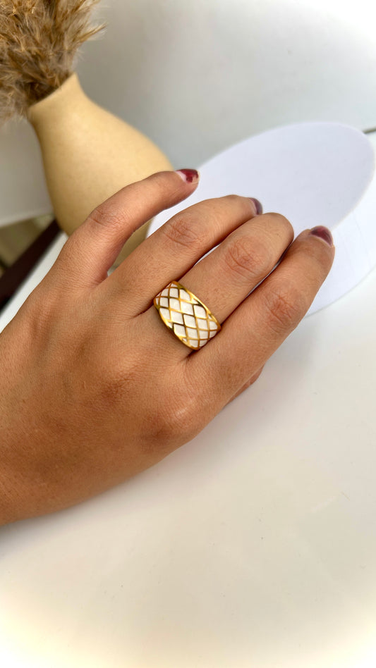 Criss cross patterned adjustable ring