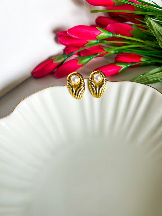 Pearl detailed studs