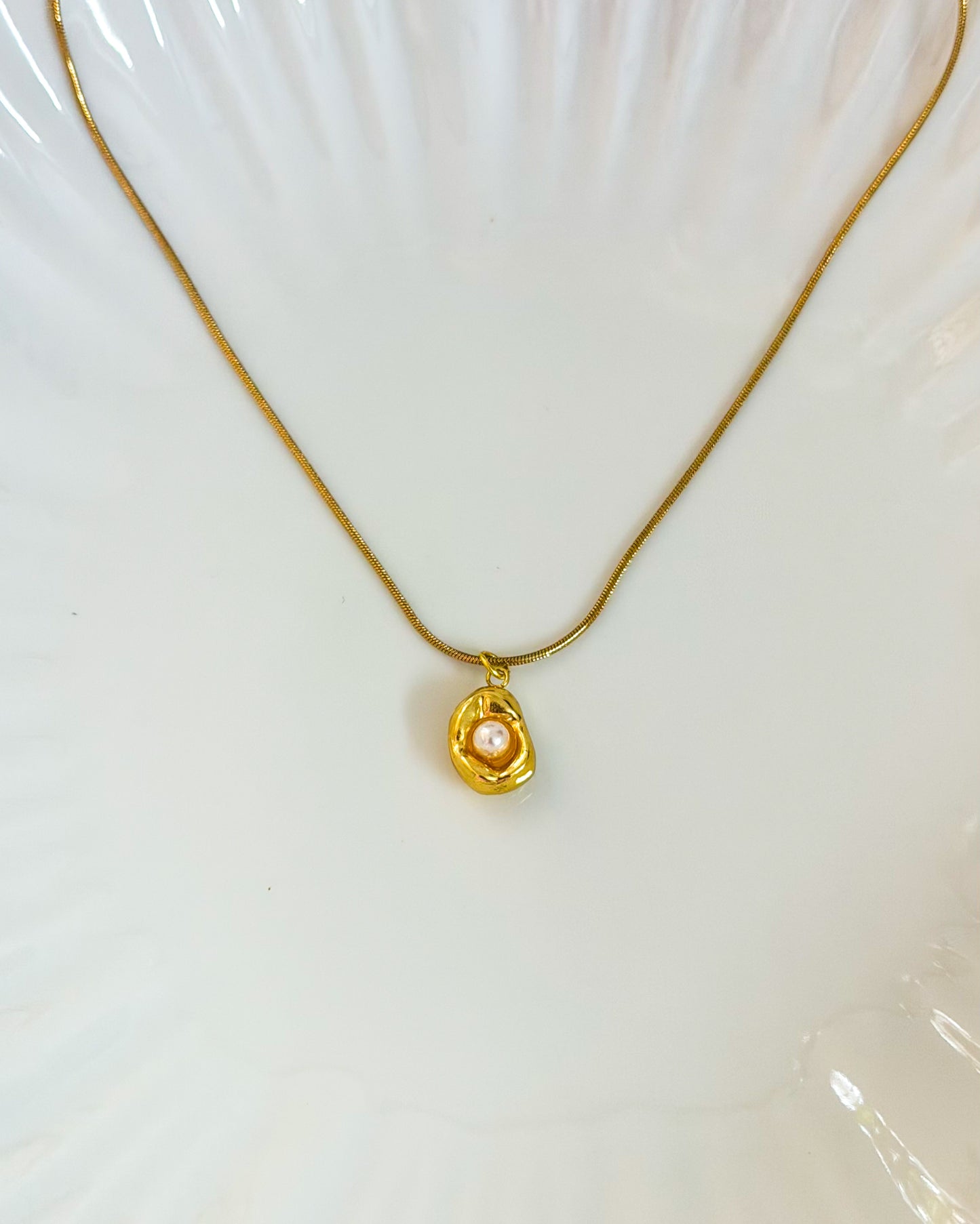 Mini pearl necklace