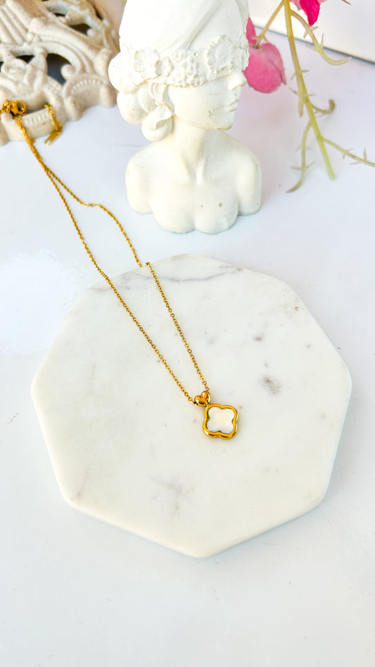 Clover necklace with mini heart