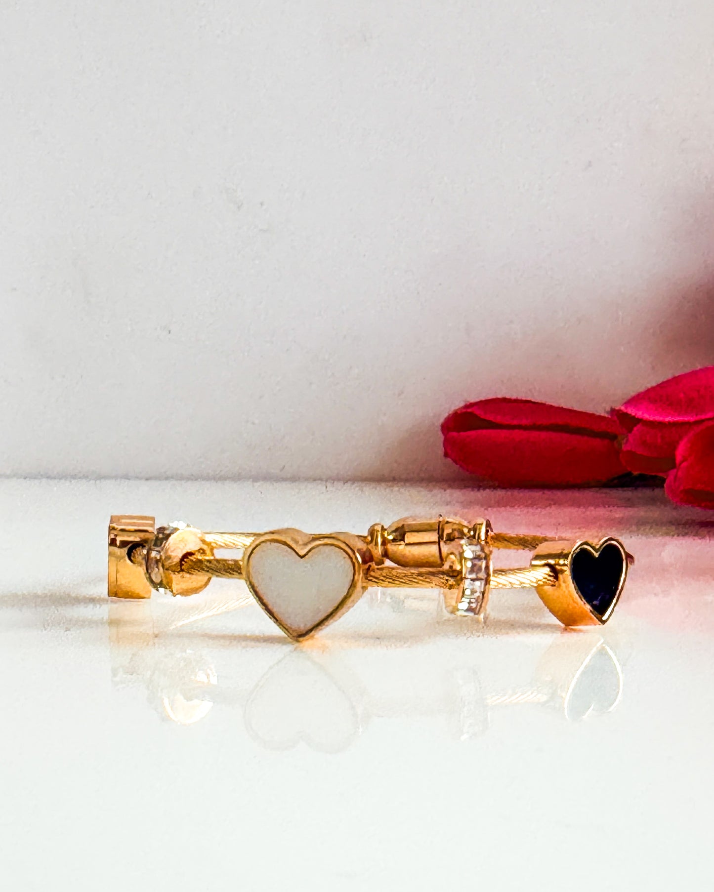 Magnetic heart thin wrist / baby size bracelet