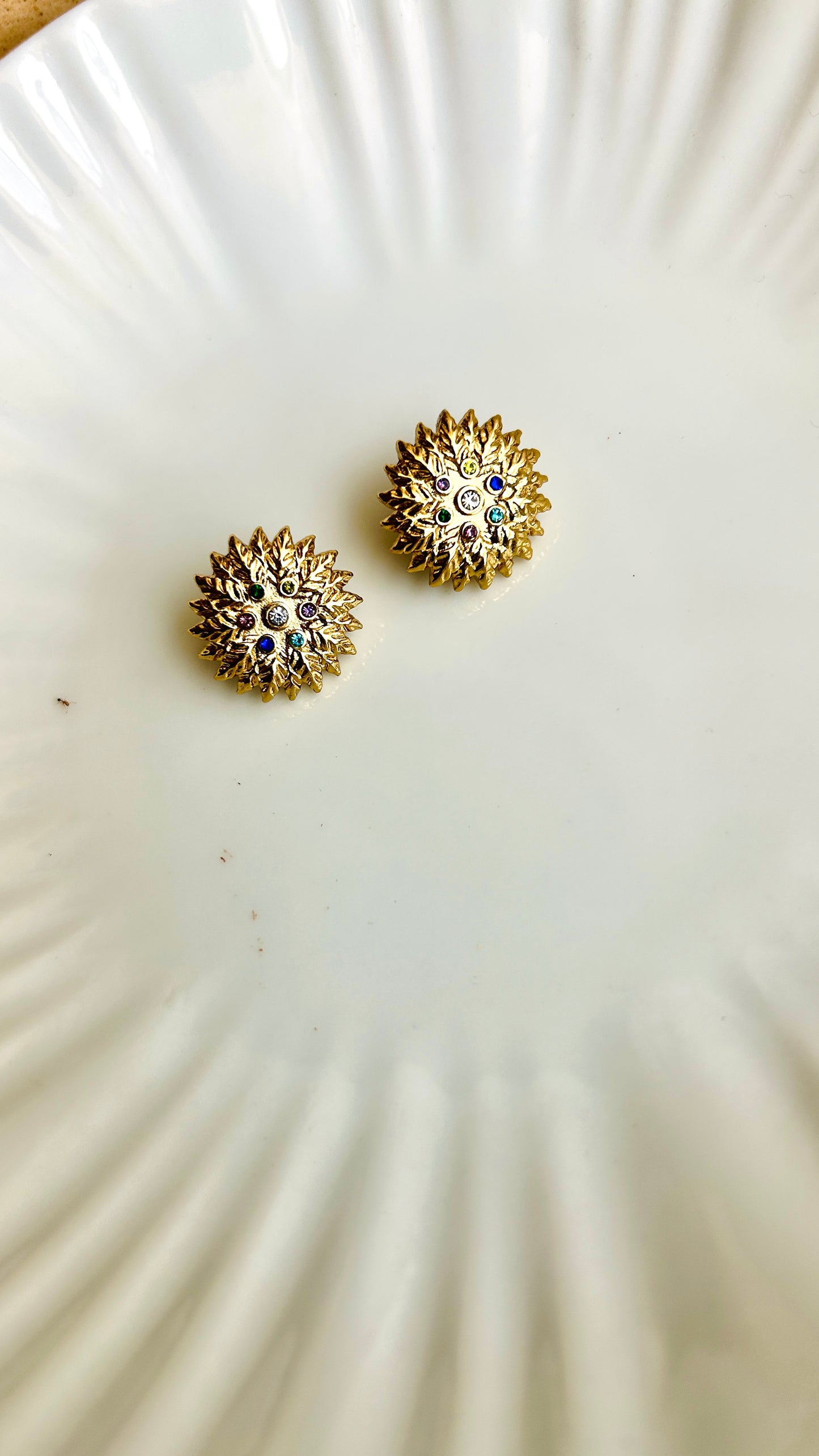 Multicoloured studs