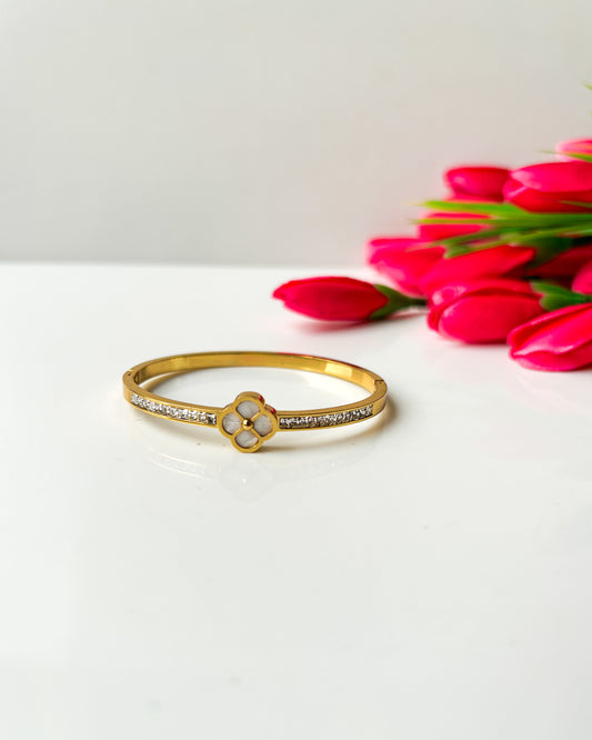 Clover thin wrist bracelet