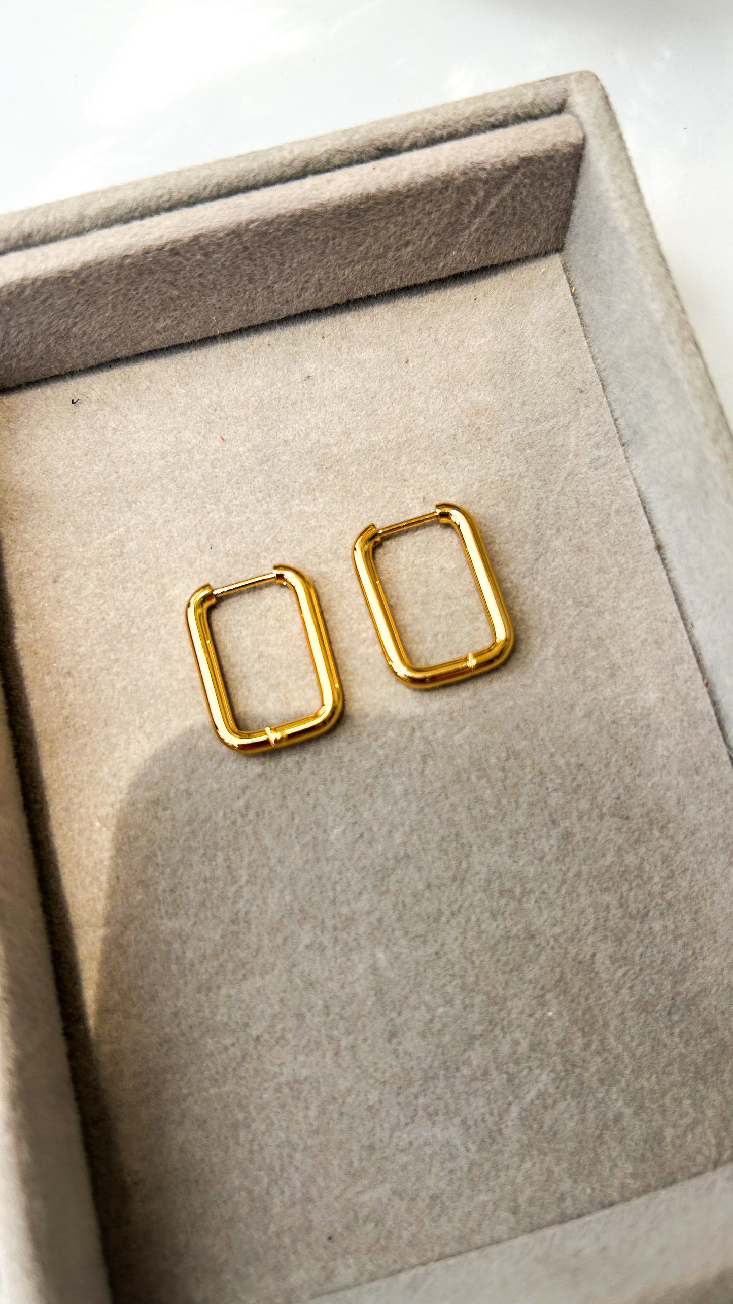 Classic square hoops