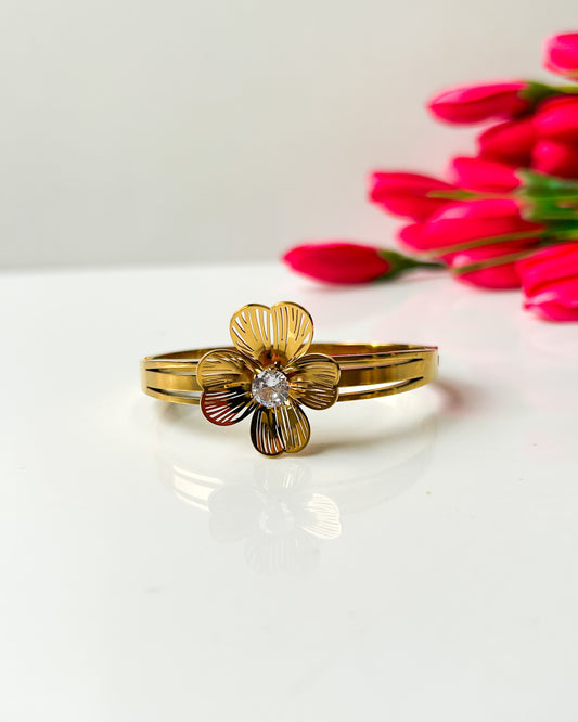 Studded flower thin wrist brcelet
