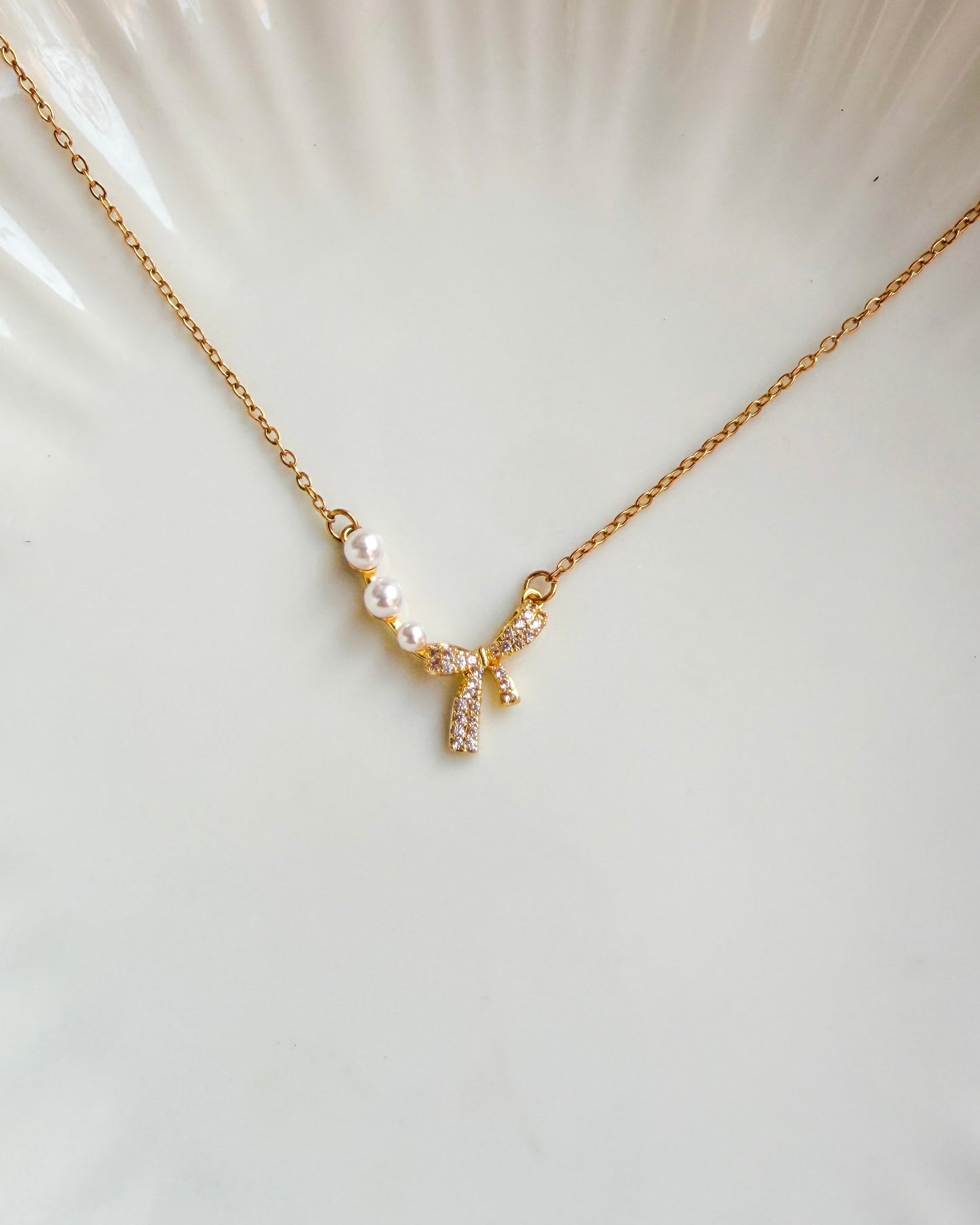 Pearly bow necklace