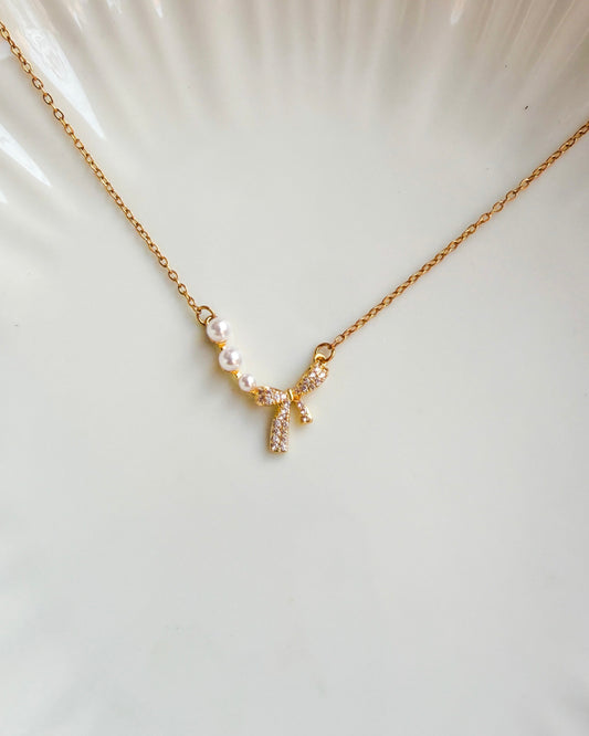 Pearly bow necklace