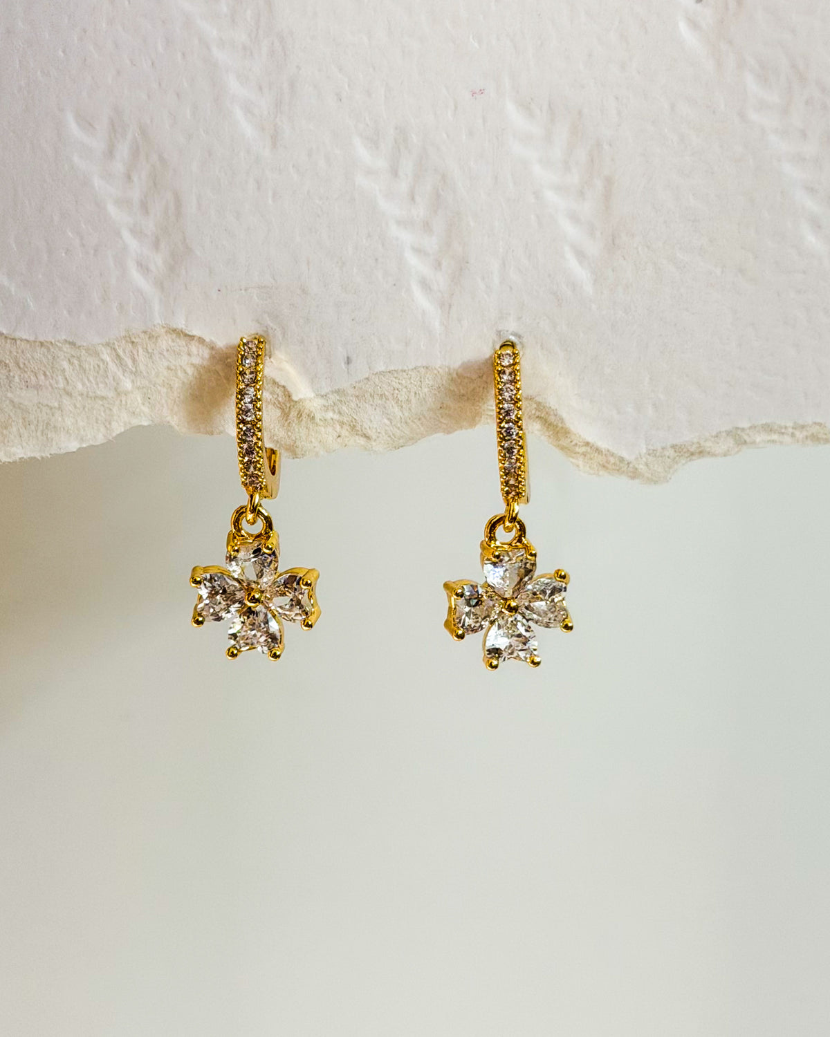 Studded clover hanging Huggies