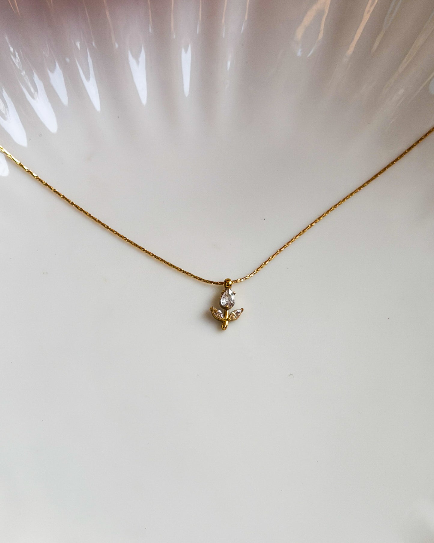 Viral mini tulip necklace white