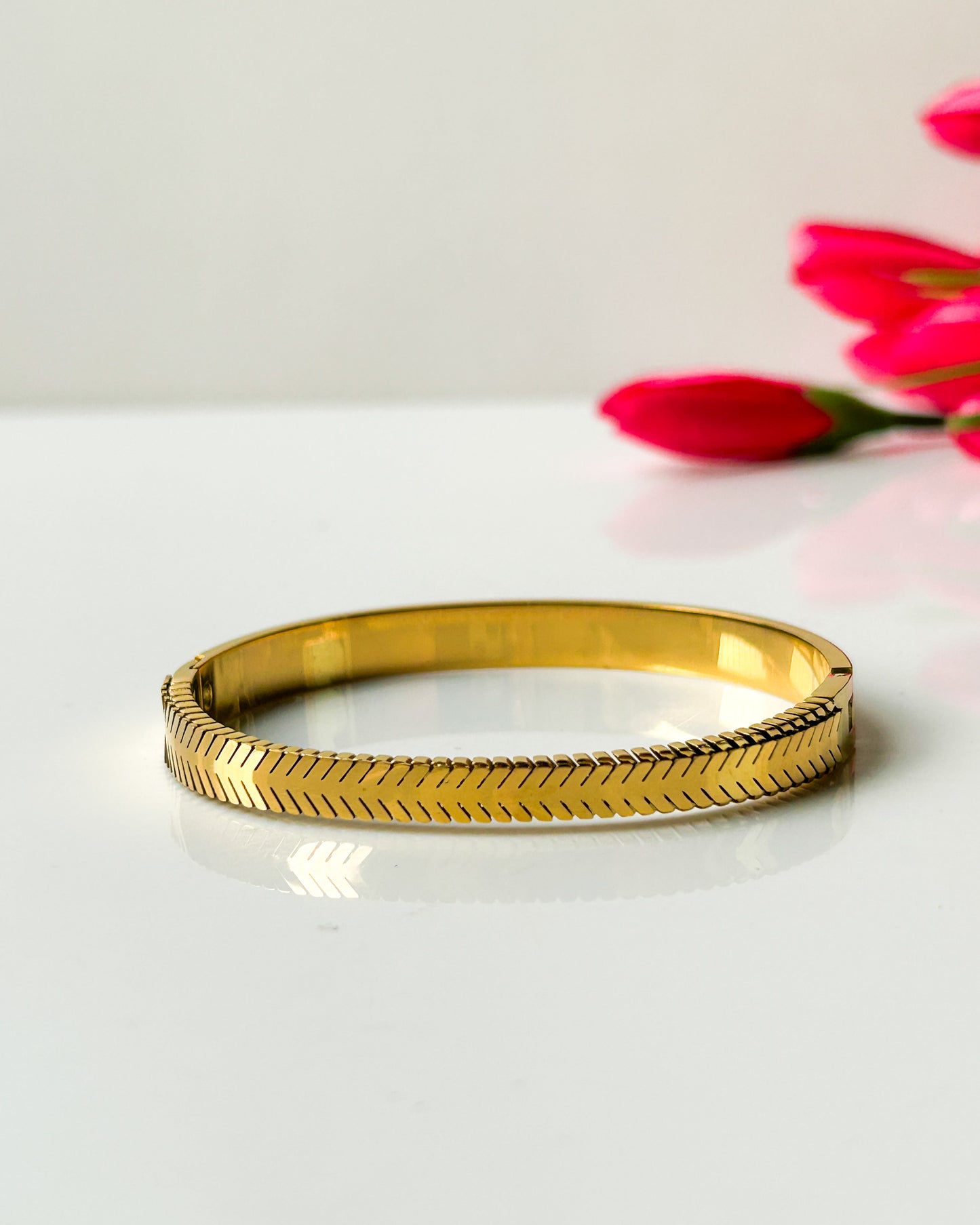 V Patterned bracelet