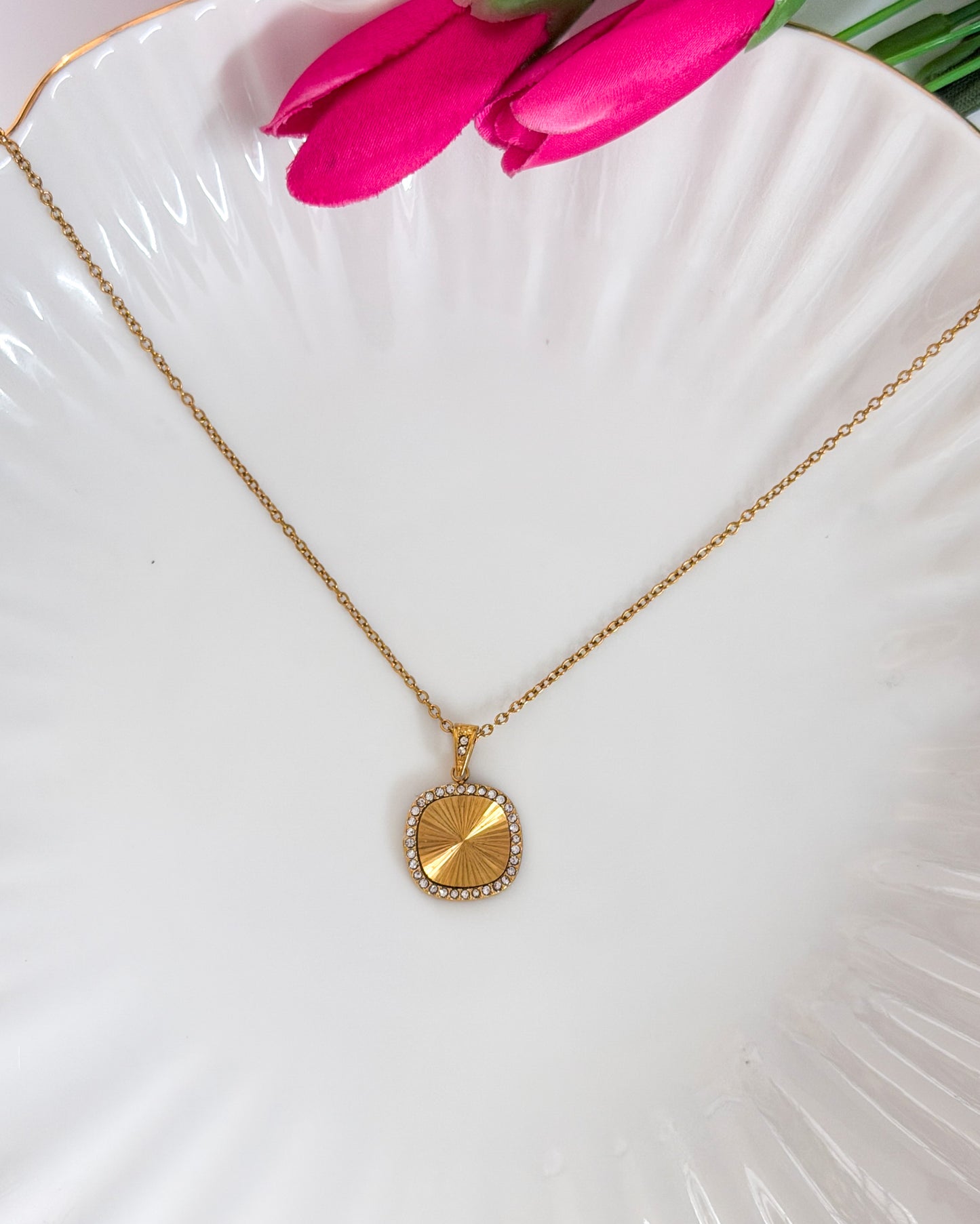 Statement shiny necklace