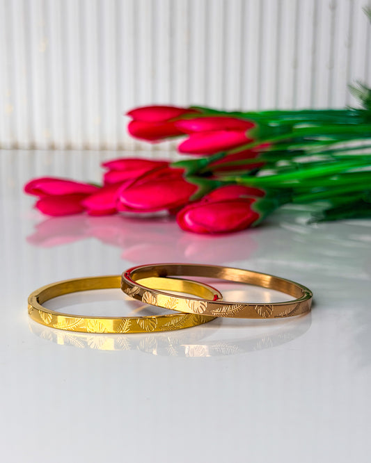 Leaf detailed thin wrist / baby size bracelet