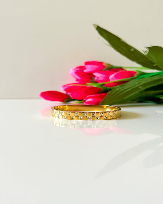 Checkered studded thin wrist / baby size bracelet