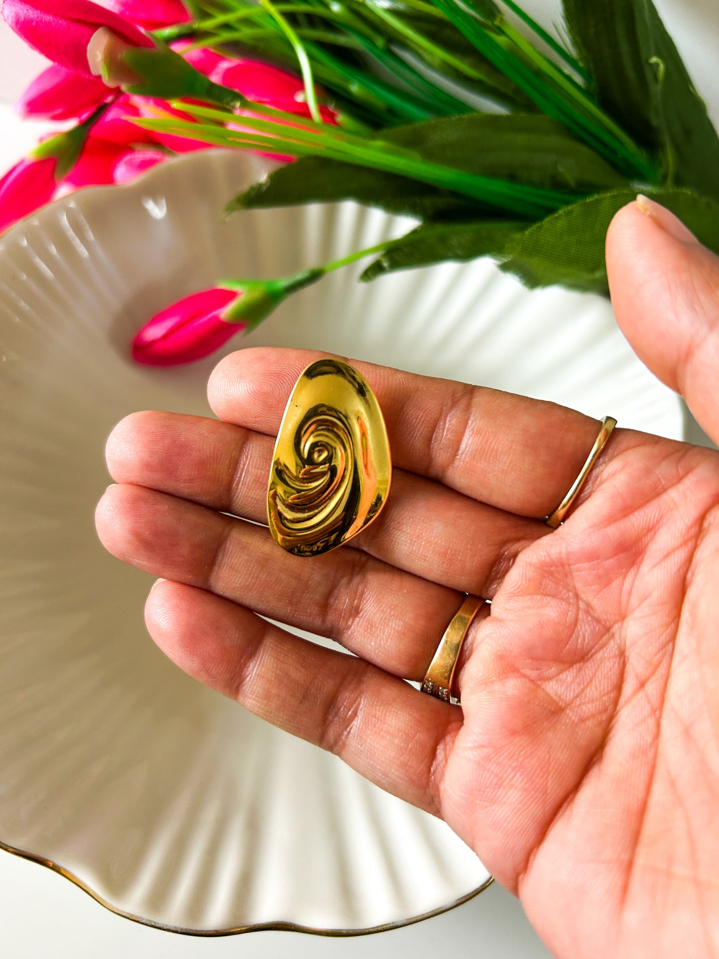 Wavy shell studs