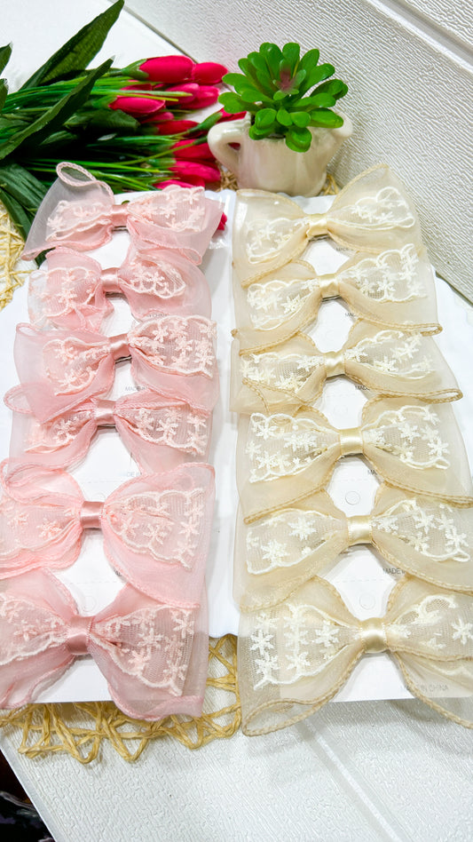 Embroidered bow clip