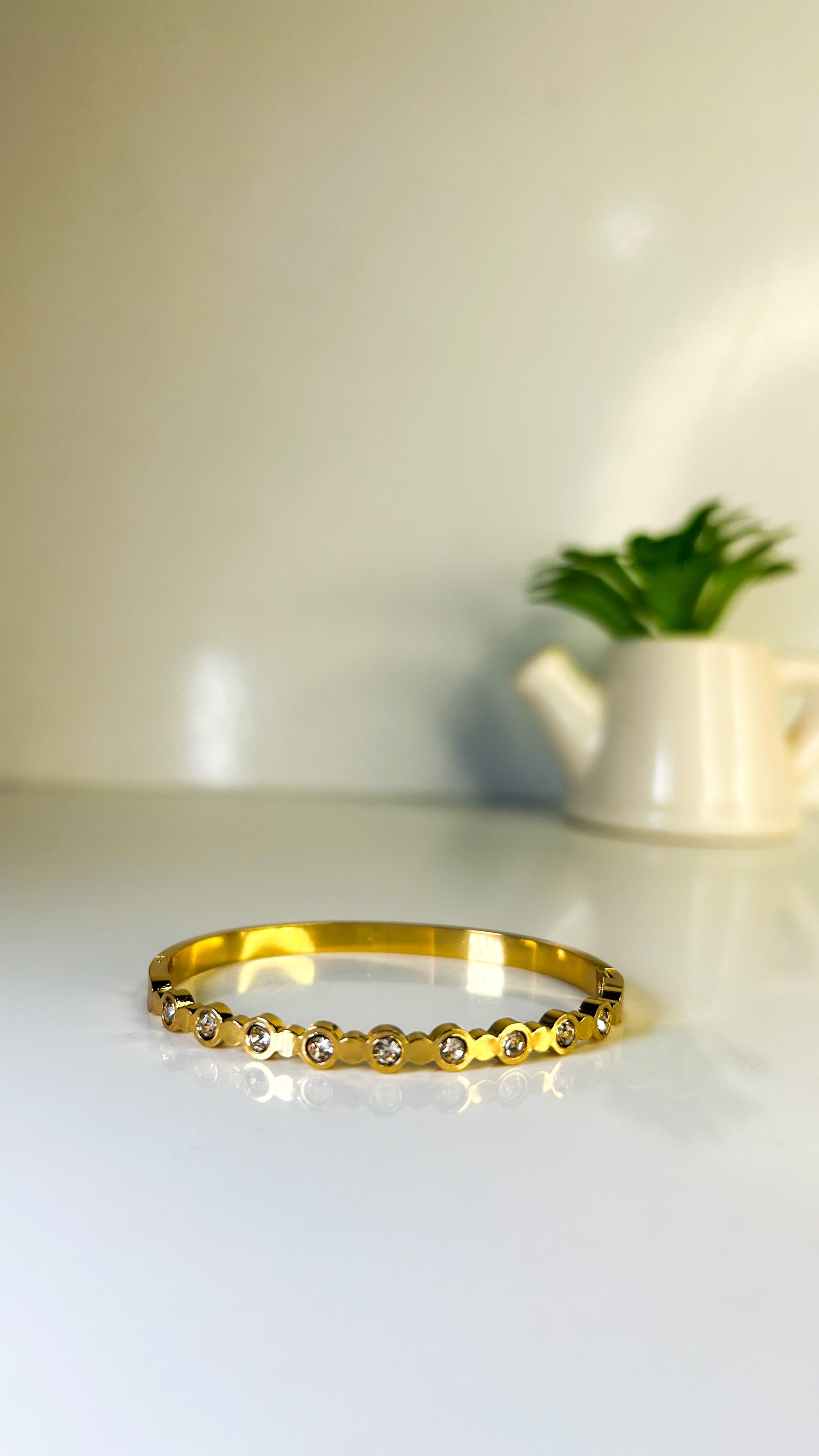 Round stone thin wrist / baby size bracelet