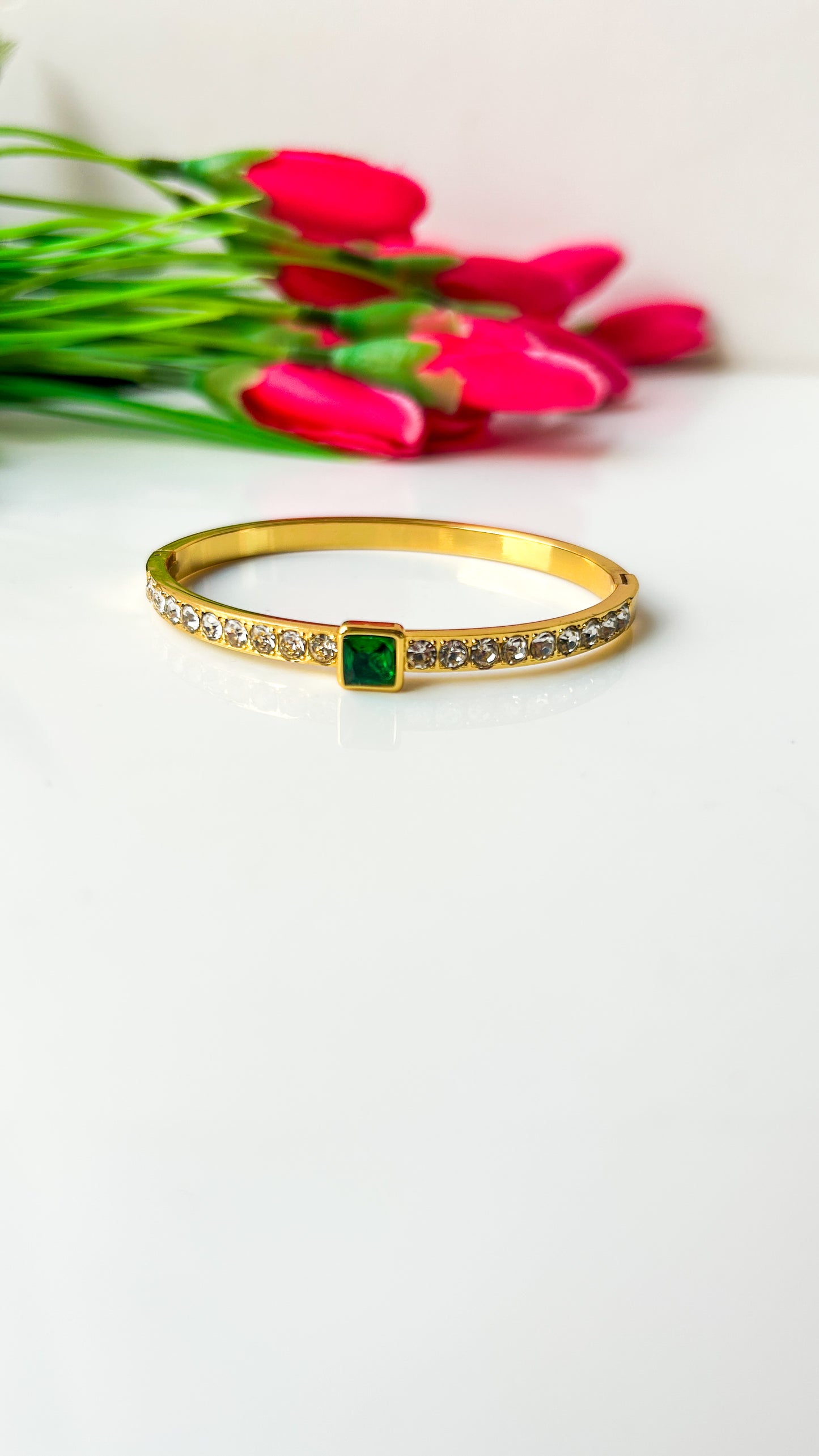 Green stone thin wrist bracelet