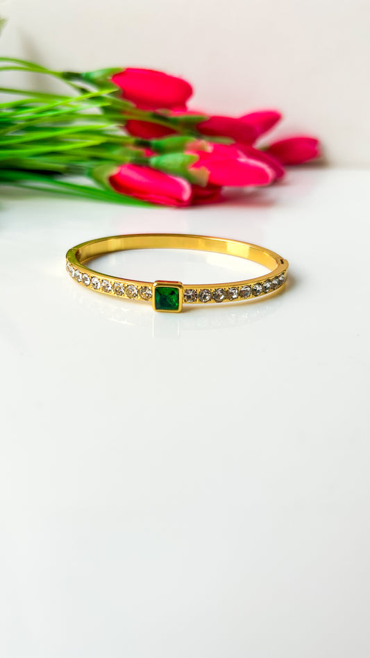Green stone thin wrist bracelet