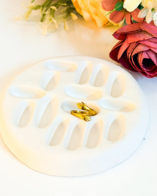 Delicate hug Adjustable ring